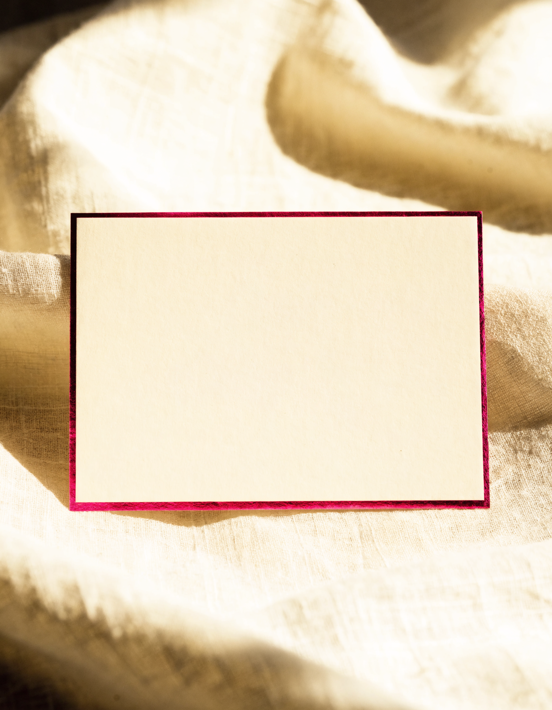 Buono regalo XO Boutique in cartoncino color crema con filo fucsia